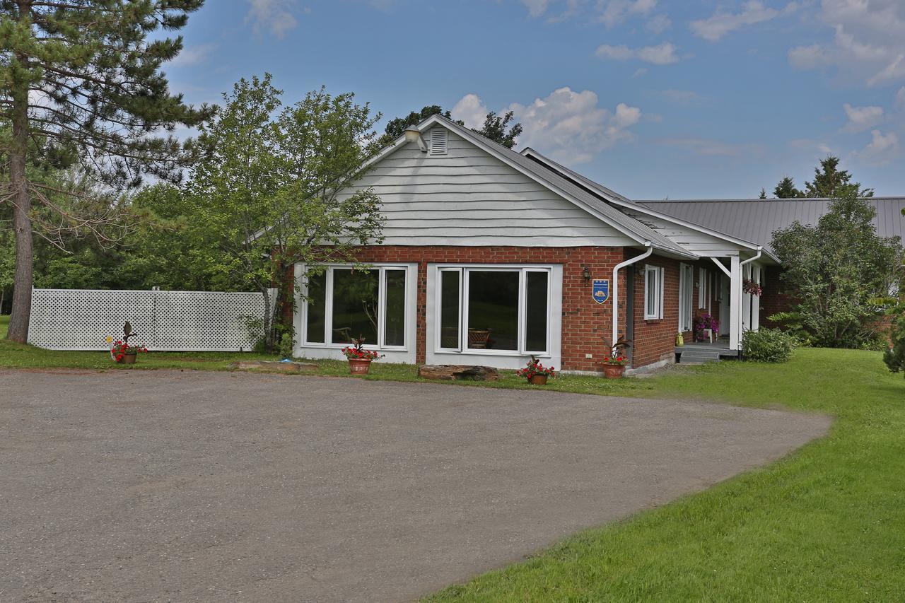 مبيت وإفطار Saint-Hermenegilde Ranch St-Hubert المظهر الخارجي الصورة